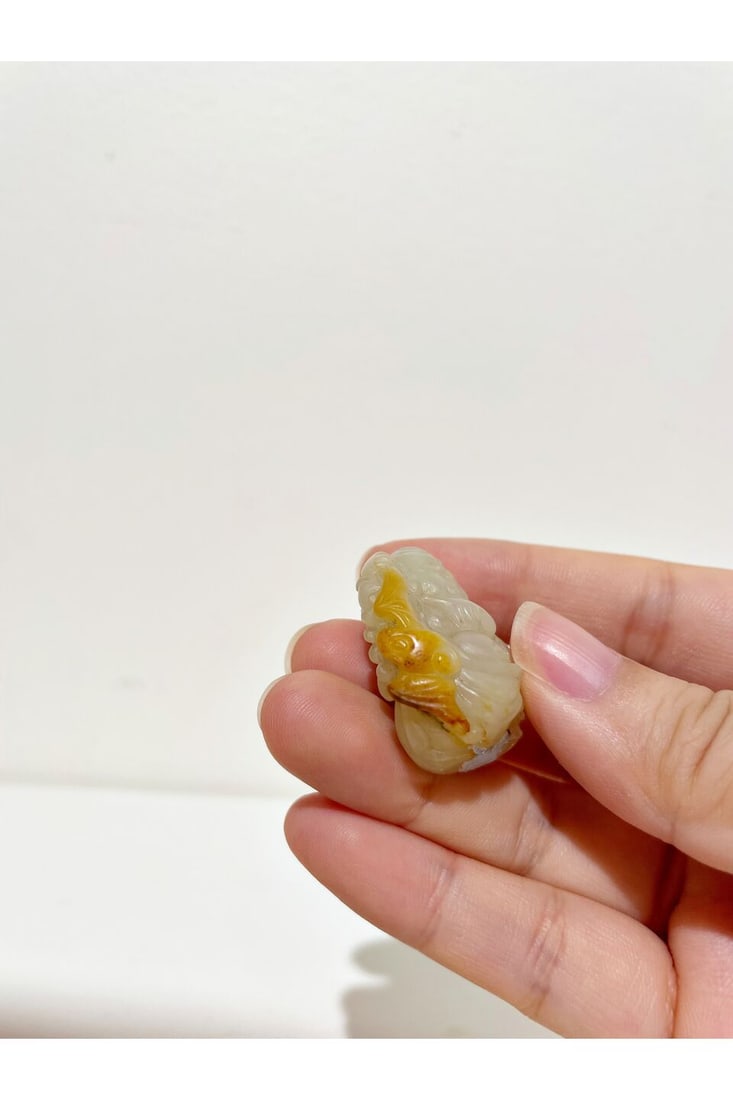 A WHITE JADE TOGGLE OF THE GOD OF LONGEVITY WITH RUSSET INCLUSIONS 20th century - 3