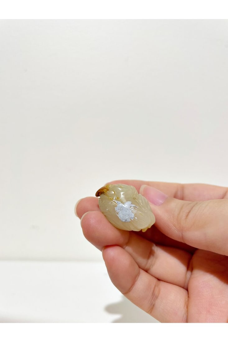 A WHITE JADE TOGGLE OF THE GOD OF LONGEVITY WITH RUSSET INCLUSIONS 20th century - 4