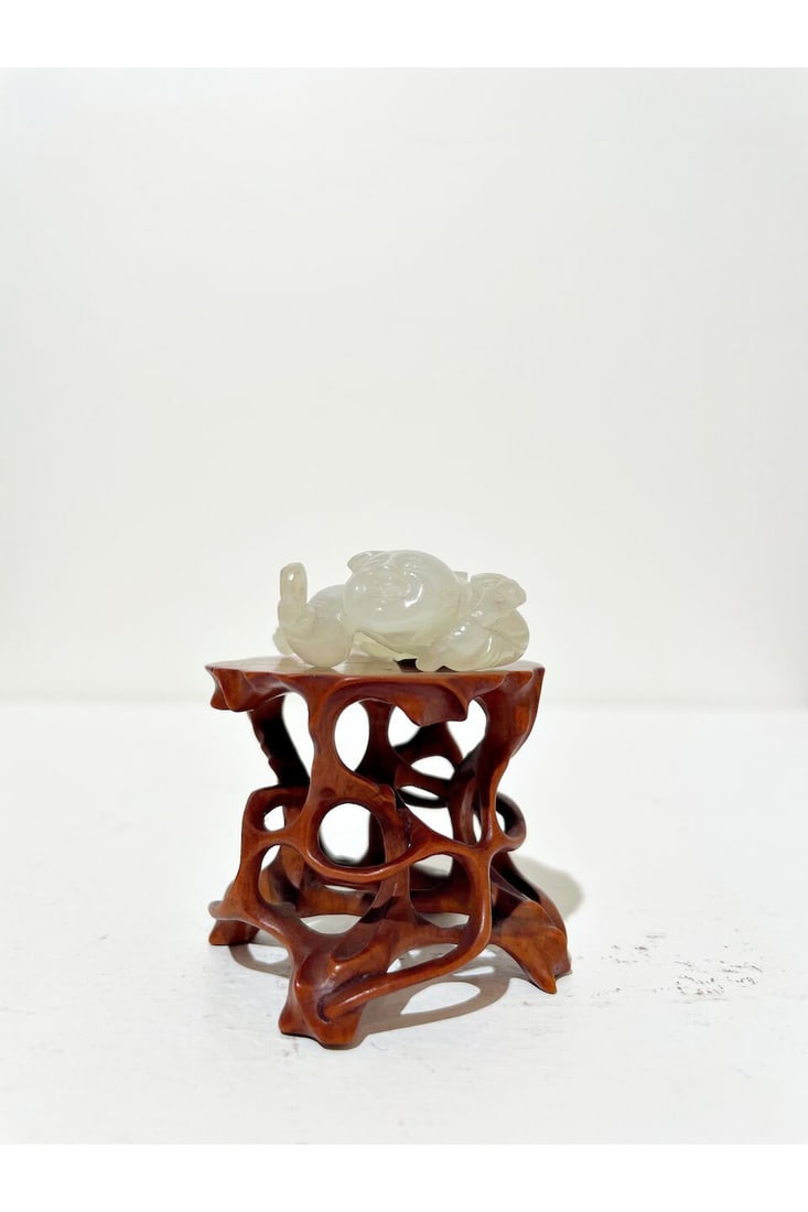 A WHITE JADE ORNAMENT OF A CHILD Qing dynasty - 2