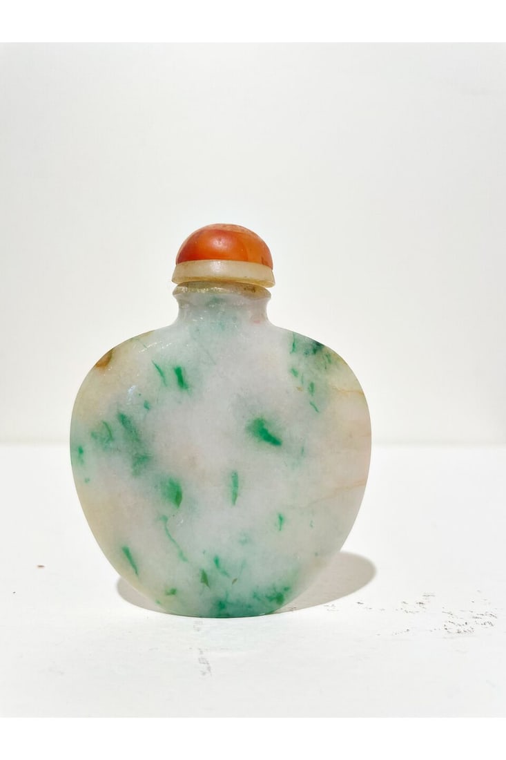 A JADEITE SNUFF BOTTLE AND A SNUFF DISH The bottle late Qing dynasty (2) - 7