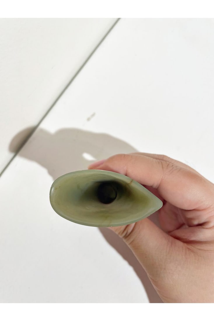 A GREEN JADE HORN-SHAPED PENDANT 20th century - 2