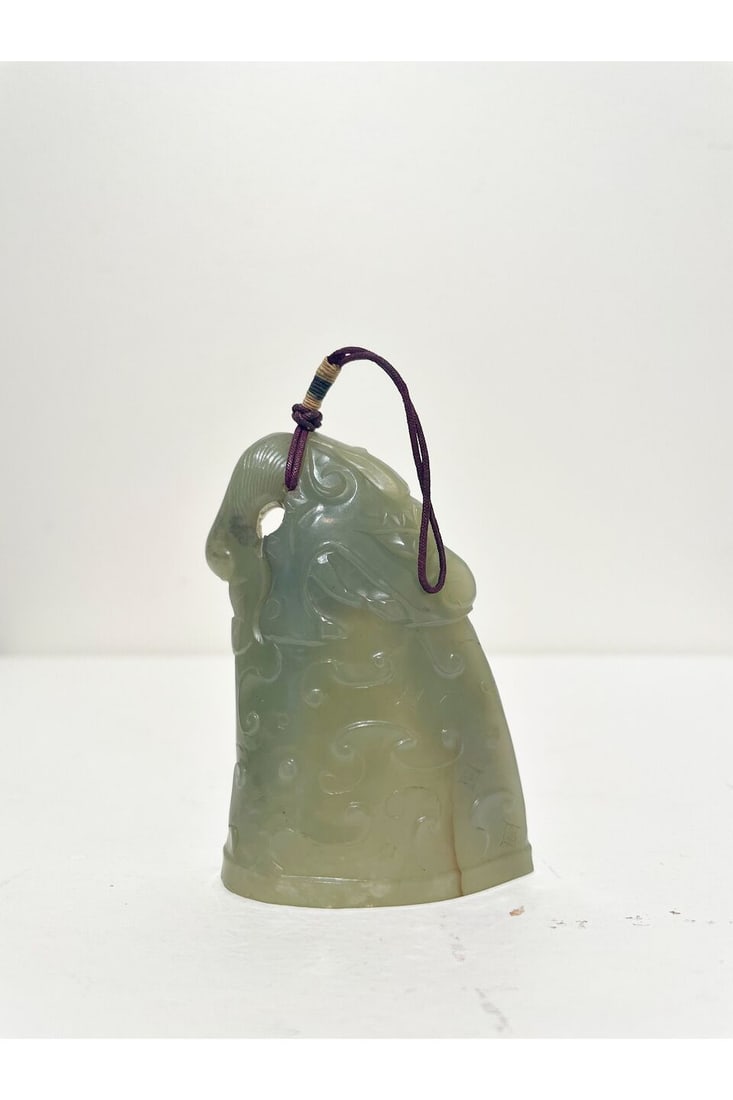 A GREEN JADE HORN-SHAPED PENDANT 20th century - 3