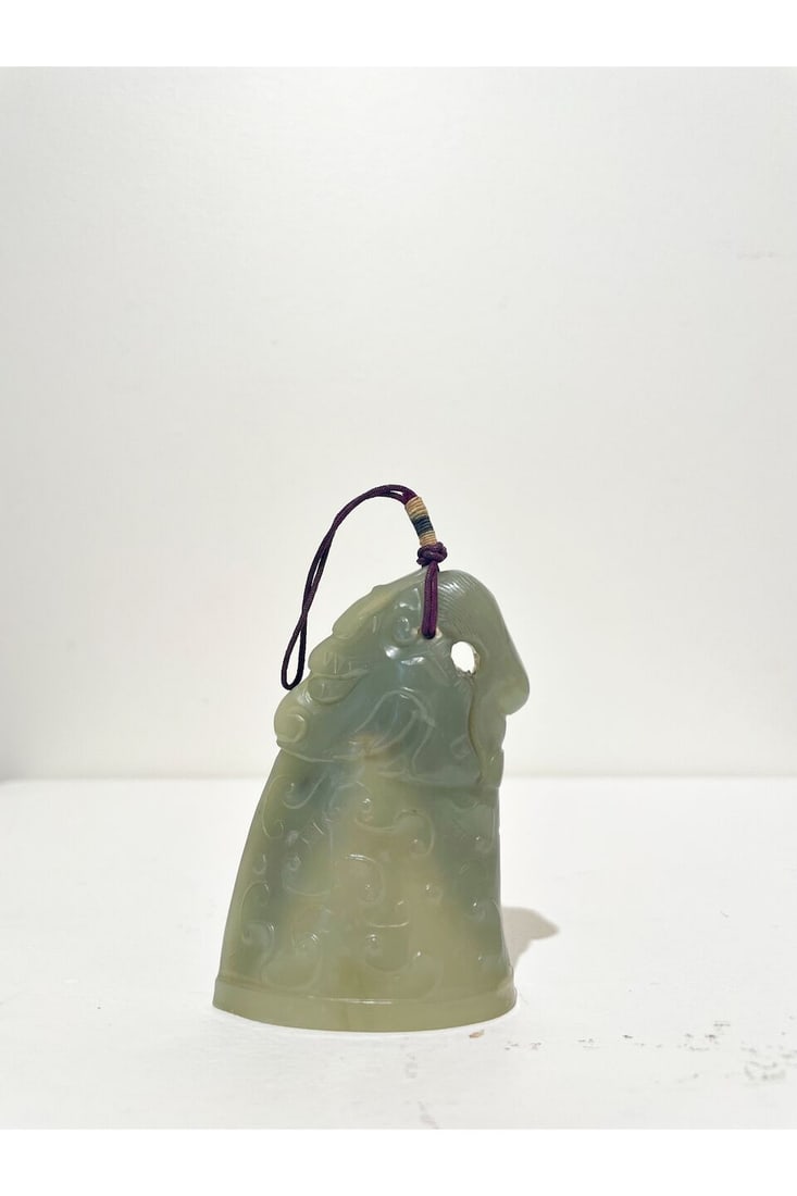 A GREEN JADE HORN-SHAPED PENDANT 20th century - 4