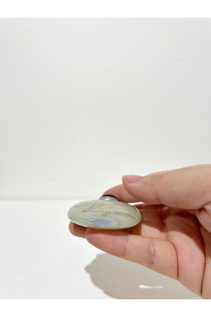 A CELADON JADE 'PLUM BLOSSOM' SNUFF BOTTLE AND A SNUFF DISH 19th century (2) - 9