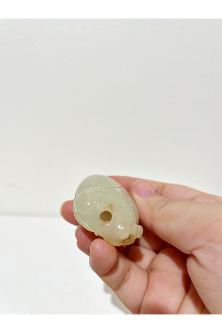 A PALE CELADON JADE 'CICADA' SNUFF BOTTLE 19th/early 20th century - 2