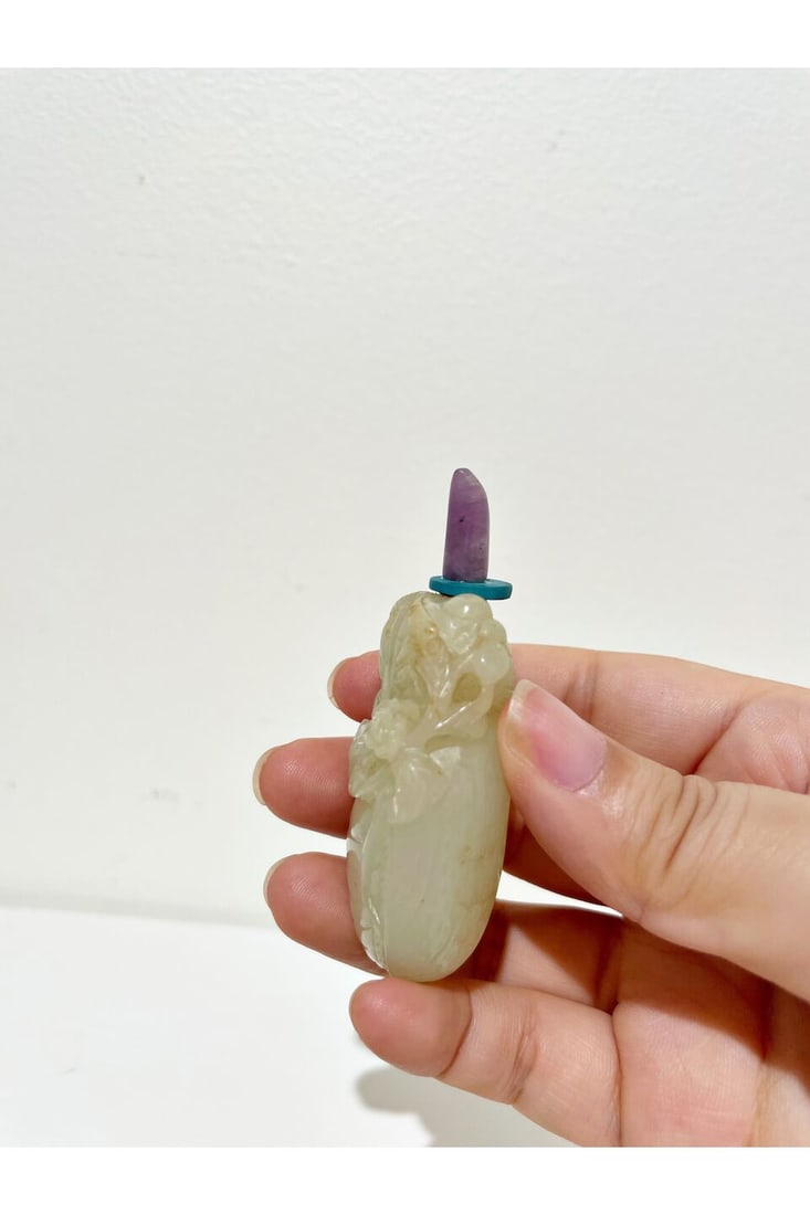 A PALE CELADON JADE 'CICADA' SNUFF BOTTLE 19th/early 20th century - 3