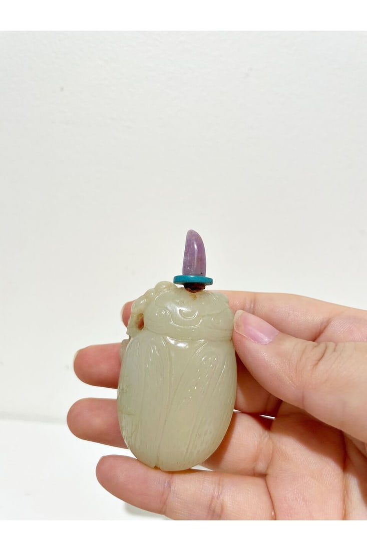 A PALE CELADON JADE 'CICADA' SNUFF BOTTLE 19th/early 20th century - 4