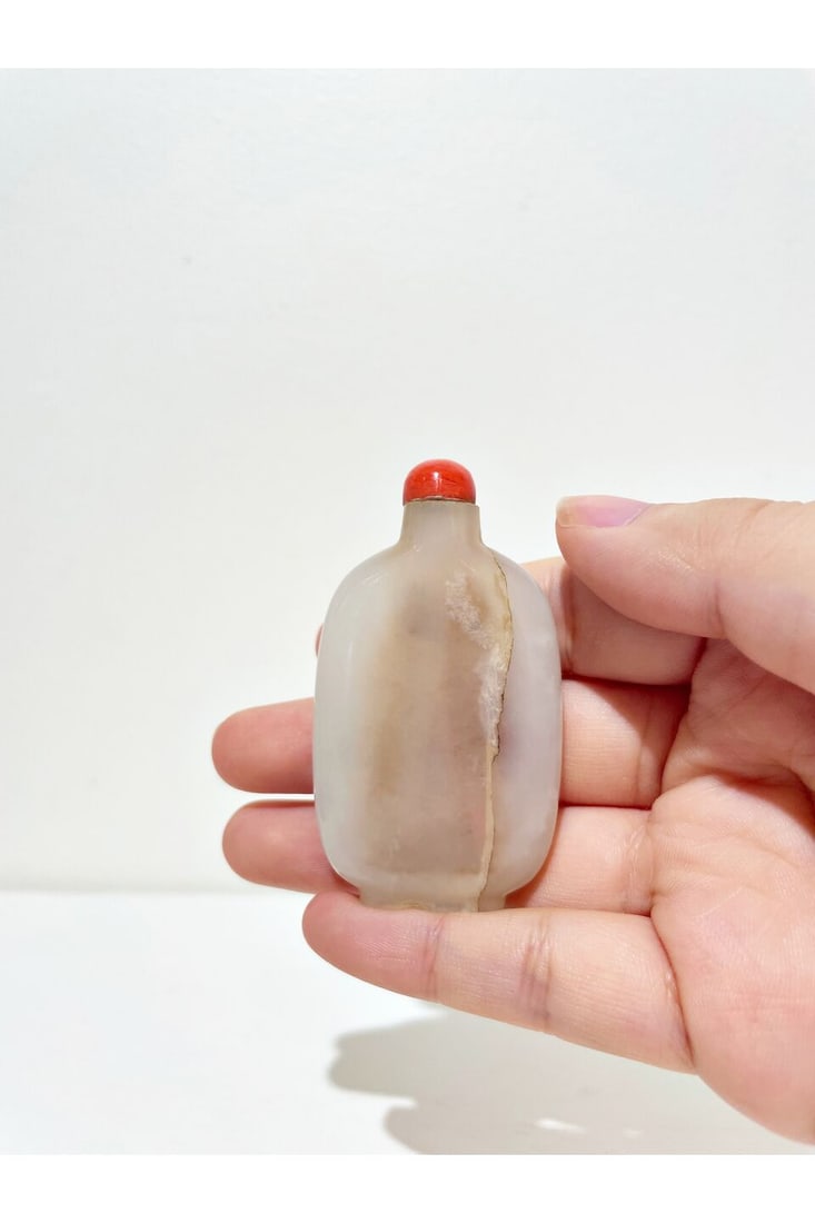 A WHITE JADE SNUFF BOTTLE 19th century - 2