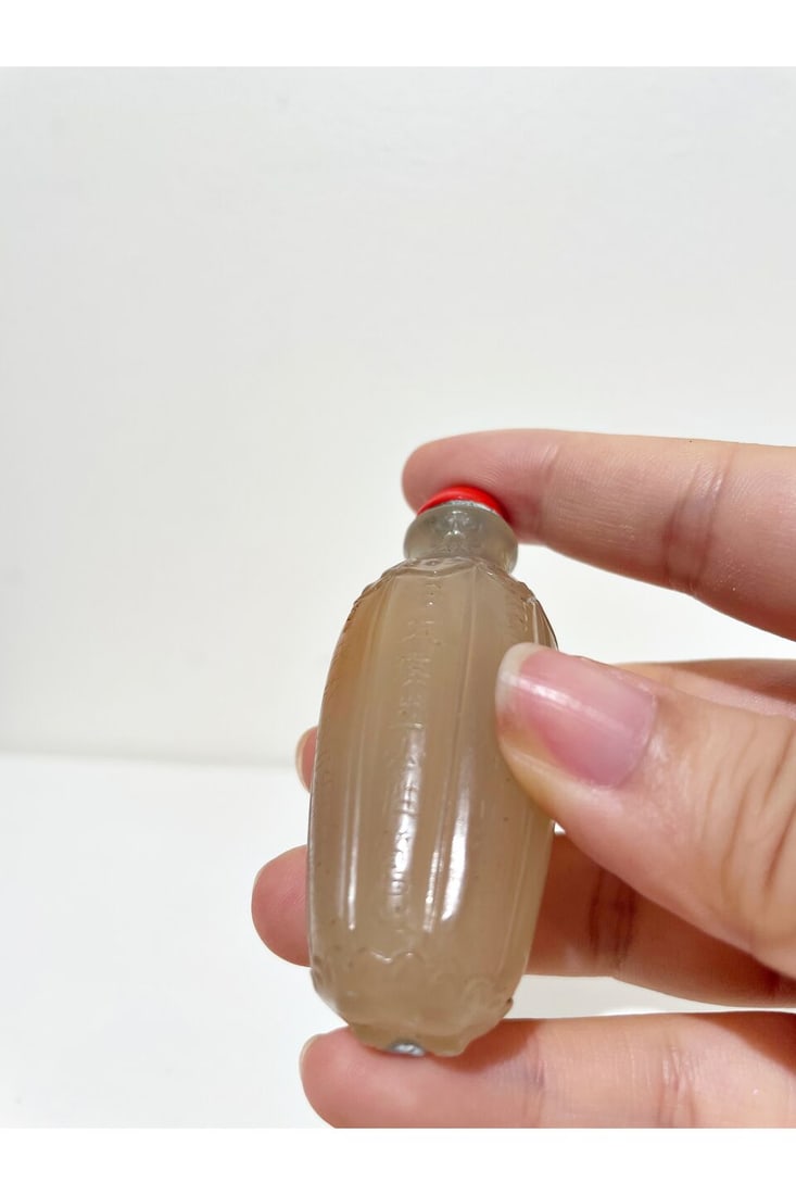 A SEMI TRANSLUCENT AGATE EIGHT-LOBED AND INSCRIBED SNUFF BOTTLE 1750-1860 - 11