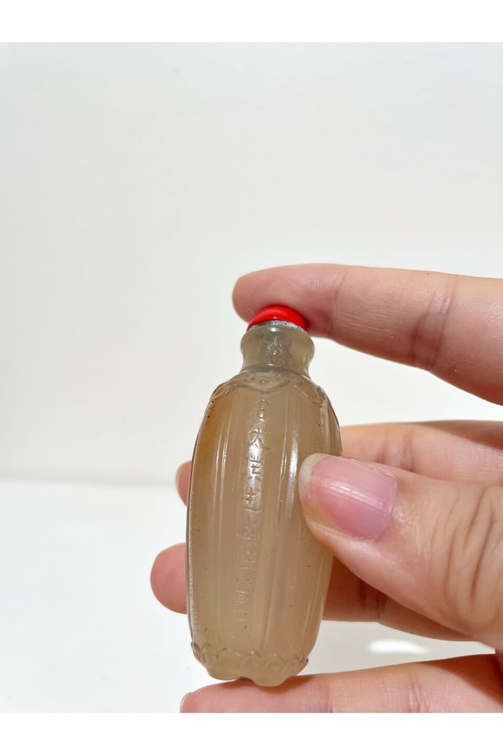 A SEMI TRANSLUCENT AGATE EIGHT-LOBED AND INSCRIBED SNUFF BOTTLE 1750-1860 - 13