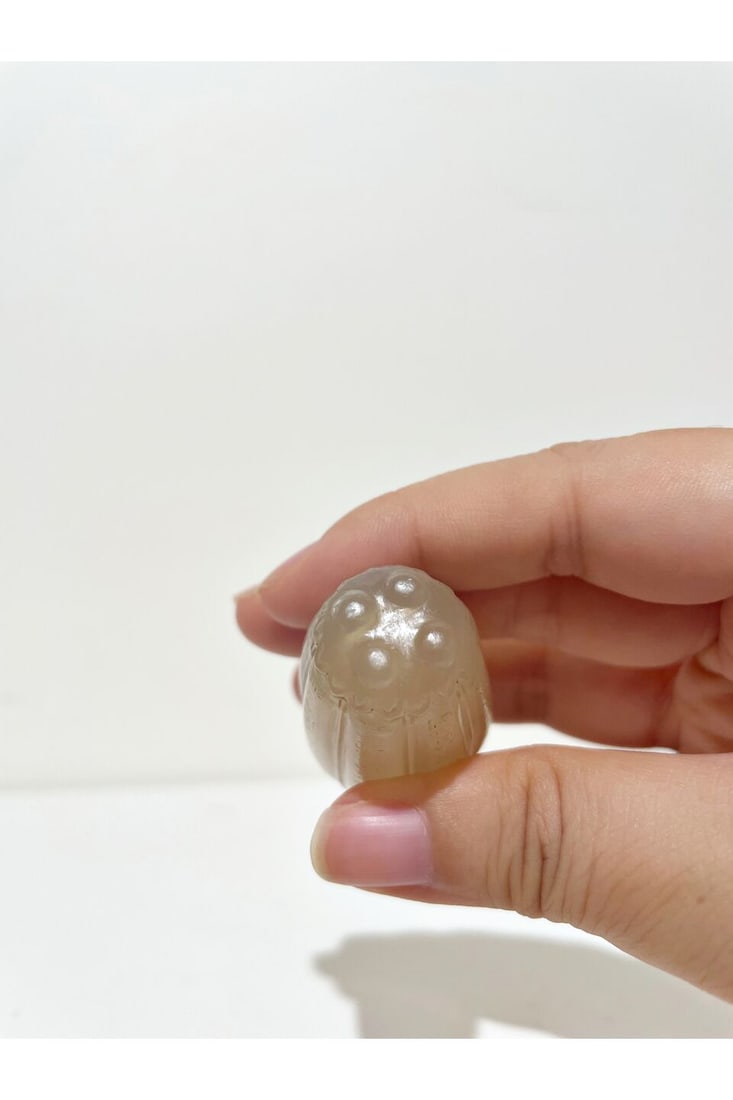 A SEMI TRANSLUCENT AGATE EIGHT-LOBED AND INSCRIBED SNUFF BOTTLE 1750-1860 - 2