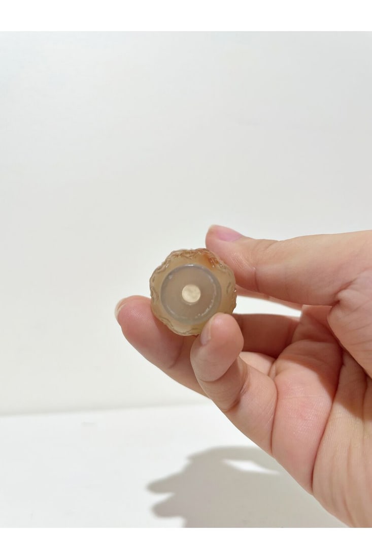 A SEMI TRANSLUCENT AGATE EIGHT-LOBED AND INSCRIBED SNUFF BOTTLE 1750-1860 - 3