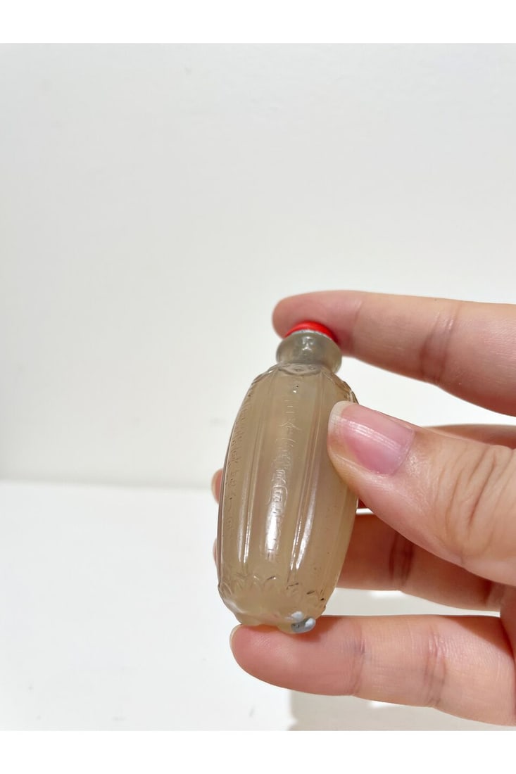 A SEMI TRANSLUCENT AGATE EIGHT-LOBED AND INSCRIBED SNUFF BOTTLE 1750-1860 - 5