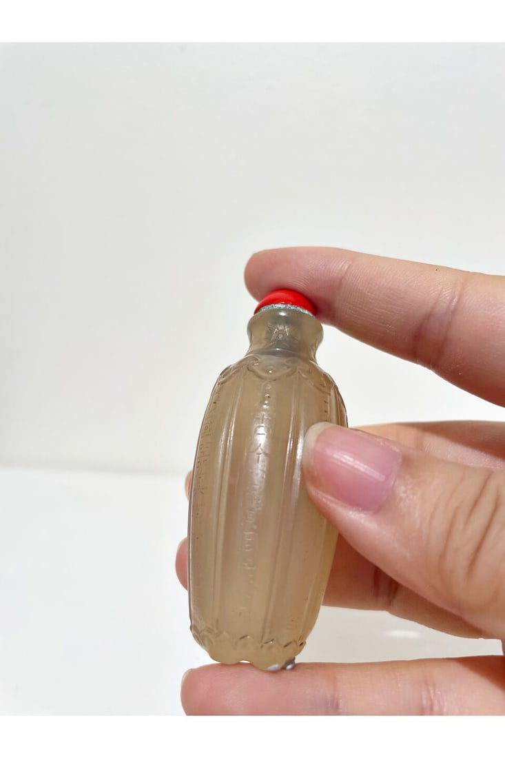 A SEMI TRANSLUCENT AGATE EIGHT-LOBED AND INSCRIBED SNUFF BOTTLE 1750-1860 - 7