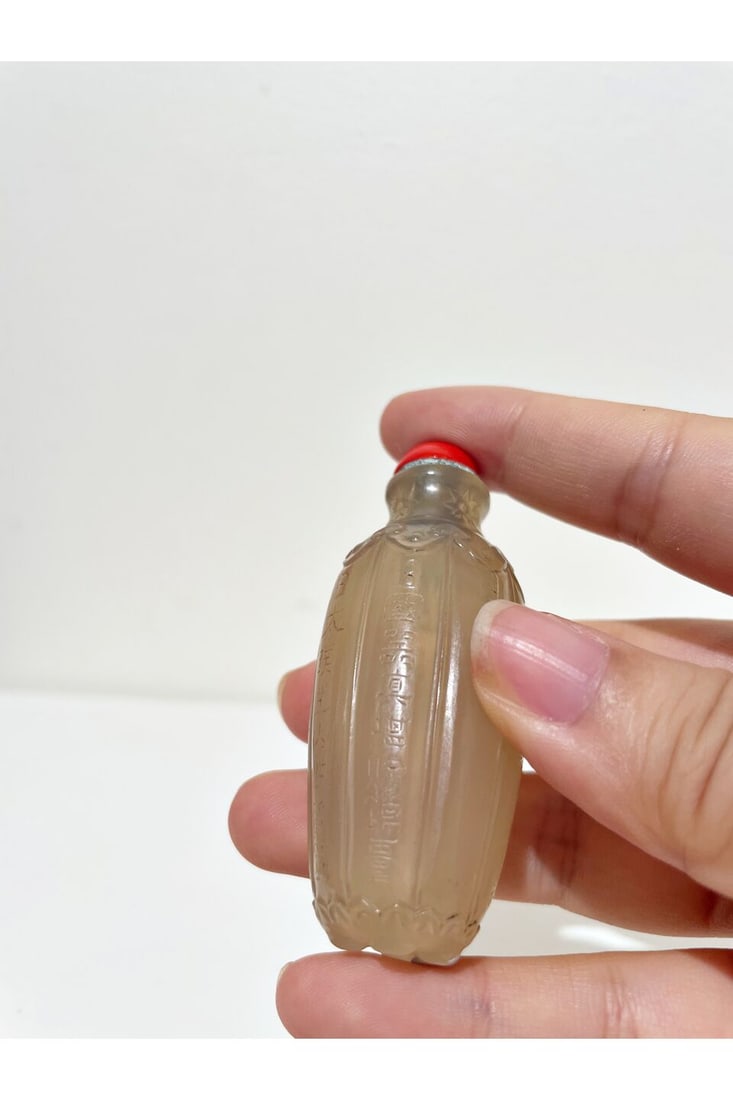 A SEMI TRANSLUCENT AGATE EIGHT-LOBED AND INSCRIBED SNUFF BOTTLE 1750-1860 - 9