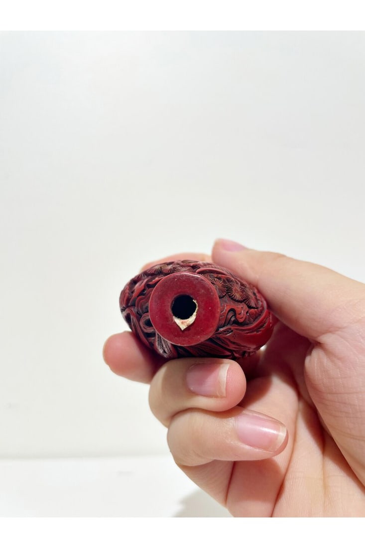 A CINNABAR LACQUER 'FIGURES AND LANDSCAPE' SNUFF BOTTLE 19th/20th century - 2