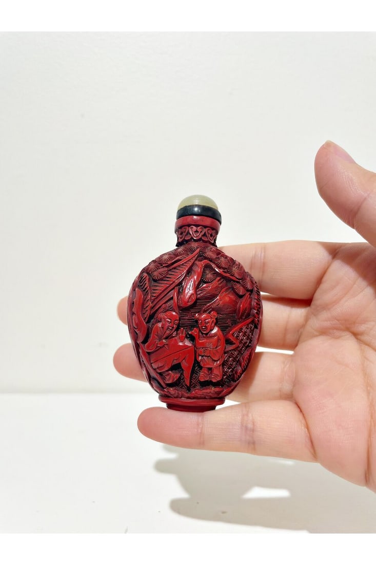 A CINNABAR LACQUER 'FIGURES AND LANDSCAPE' SNUFF BOTTLE 19th/20th century - 4