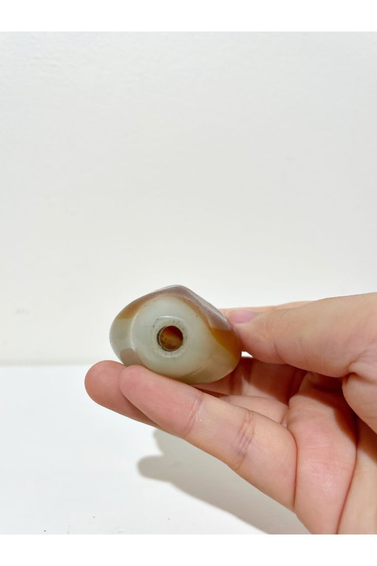 A PALE CELADON JADE PEBBLE SNUFF BOTTLE WITH RUSSET INCLUSION 19th century - 2