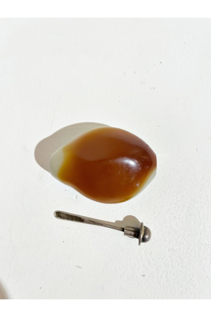 A PALE CELADON JADE PEBBLE SNUFF BOTTLE WITH RUSSET INCLUSION 19th century - 3