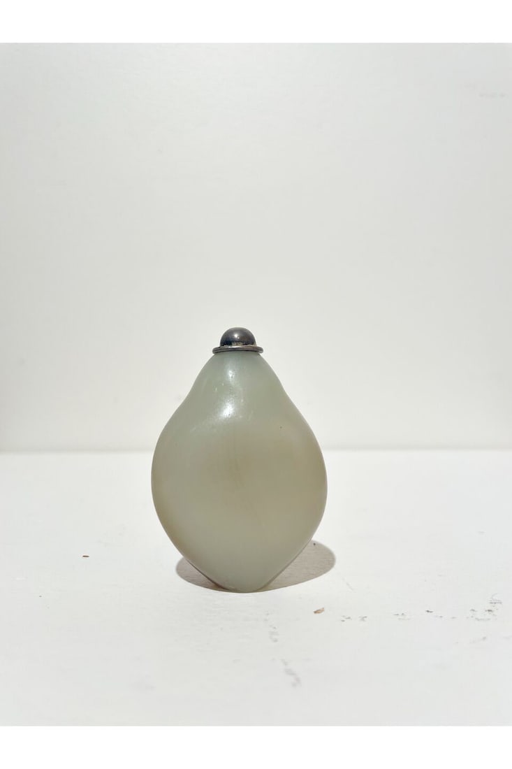 A PALE CELADON JADE PEBBLE SNUFF BOTTLE WITH RUSSET INCLUSION 19th century - 7