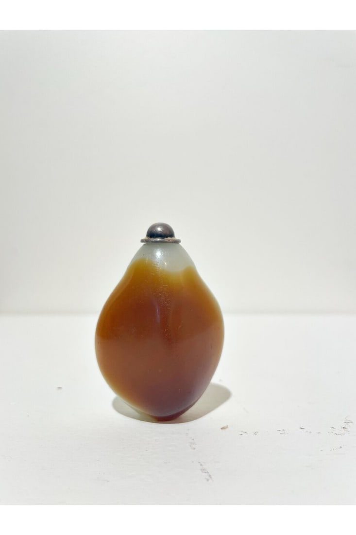 A PALE CELADON JADE PEBBLE SNUFF BOTTLE WITH RUSSET INCLUSION 19th century - 8