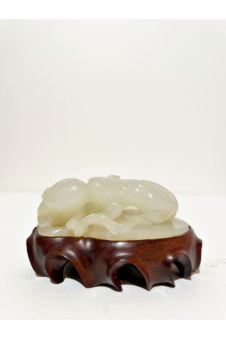 A WHITE JADE CARVING OF TWO BADGERS OVER A ROUNDED FAN 19th century - 5