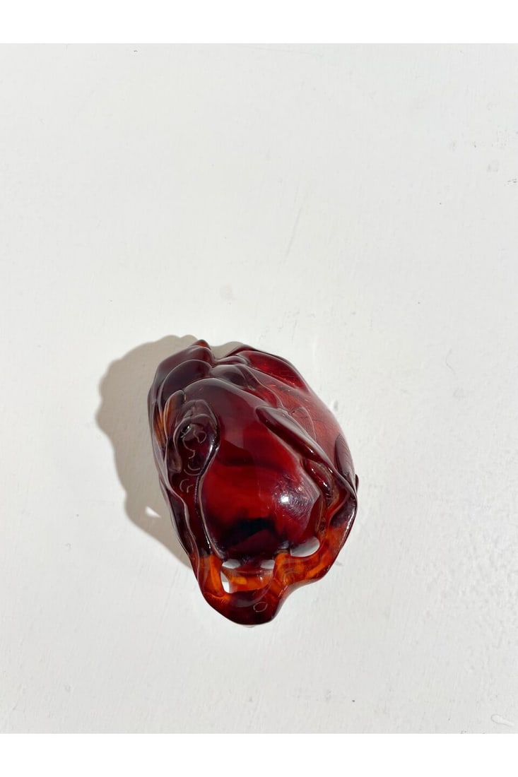 AN AMBER 'FINGER CITRON' CUP AND AN AMBER SNUFF BOTTLE Qing dynasty (2) - 11