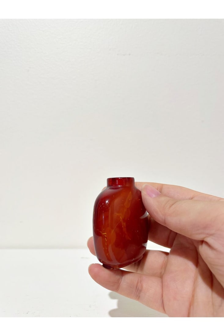AN AMBER 'FINGER CITRON' CUP AND AN AMBER SNUFF BOTTLE Qing dynasty (2) - 2