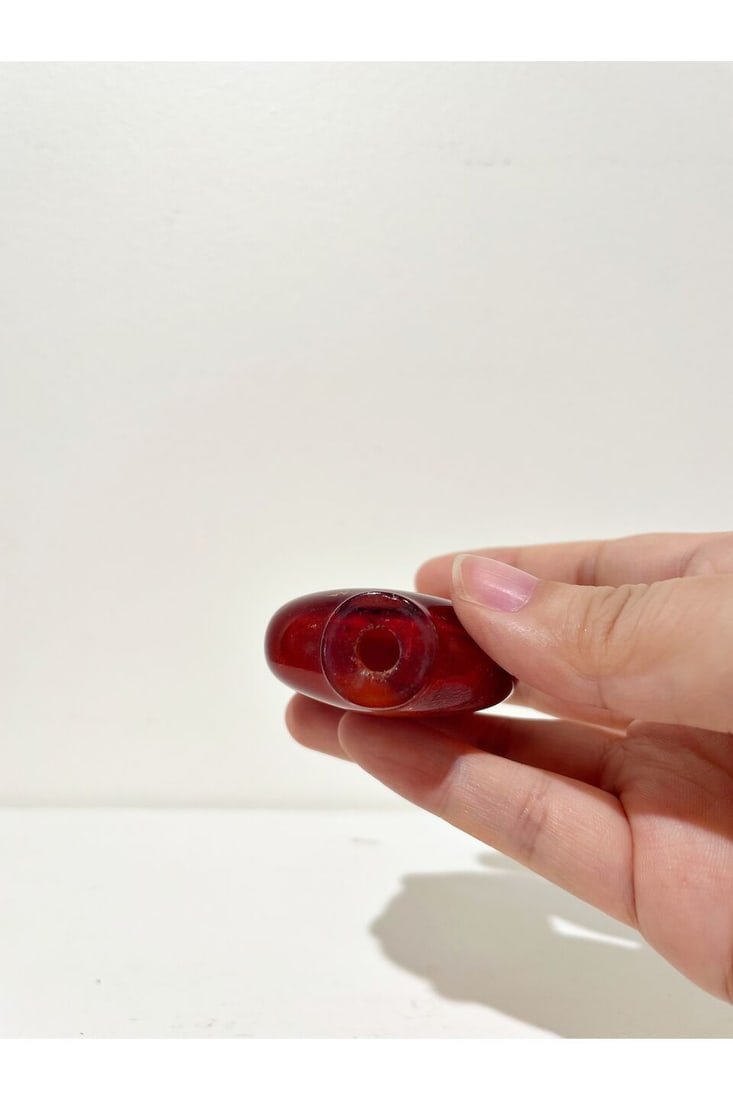 AN AMBER 'FINGER CITRON' CUP AND AN AMBER SNUFF BOTTLE Qing dynasty (2) - 3