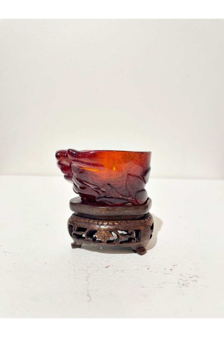 AN AMBER 'FINGER CITRON' CUP AND AN AMBER SNUFF BOTTLE Qing dynasty (2) - 9