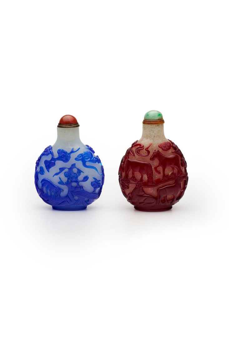 TWO GLASS OVERLAY SNUFF BOTTLES 19th century (2): TWO GLASS OVERLAY SNUFF BOTTLES 19th century Measured without the stoppers approx. 6.5cm high each (2). Footnotes: 十九世紀