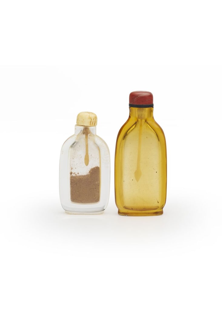 A YELLOW GLASS AND A ROCK CRYSTAL SNUFF BOTTLES 18th/19th century (2): A YELLOW GLASS AND A ROCK CRYSTAL SNUFF BOTTLES 18th/19th century Measured without the stoppers 6.1cm and 7.4cm high (2). Footnotes: 十八至十九世紀