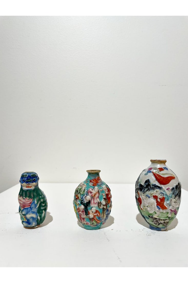 THREE CERAMIC SNUFF BOTTLES One with Qianlong four-character mark, 19th century (3) - 2