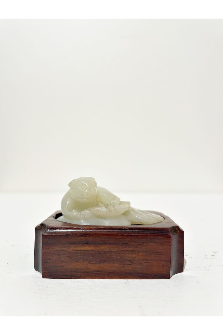 A PALE CELADON JADE ORNAMENT OF A BADGER AND A BUTTERFLY Qing dynasty - 2