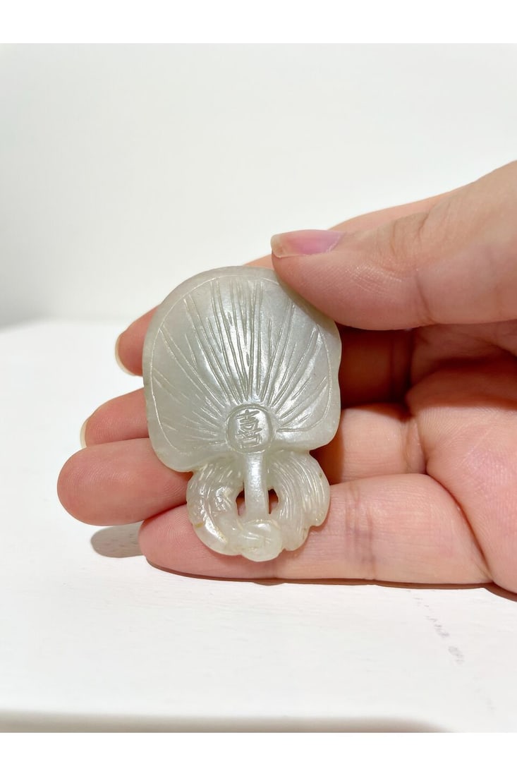 A PALE CELADON JADE ORNAMENT OF A BADGER AND A BUTTERFLY Qing dynasty - 3