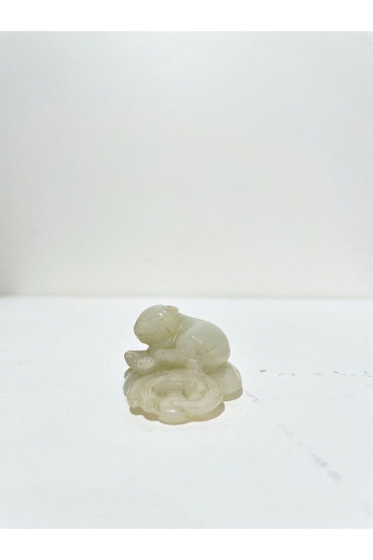 A PALE CELADON JADE ORNAMENT OF A BADGER AND A BUTTERFLY Qing dynasty - 7