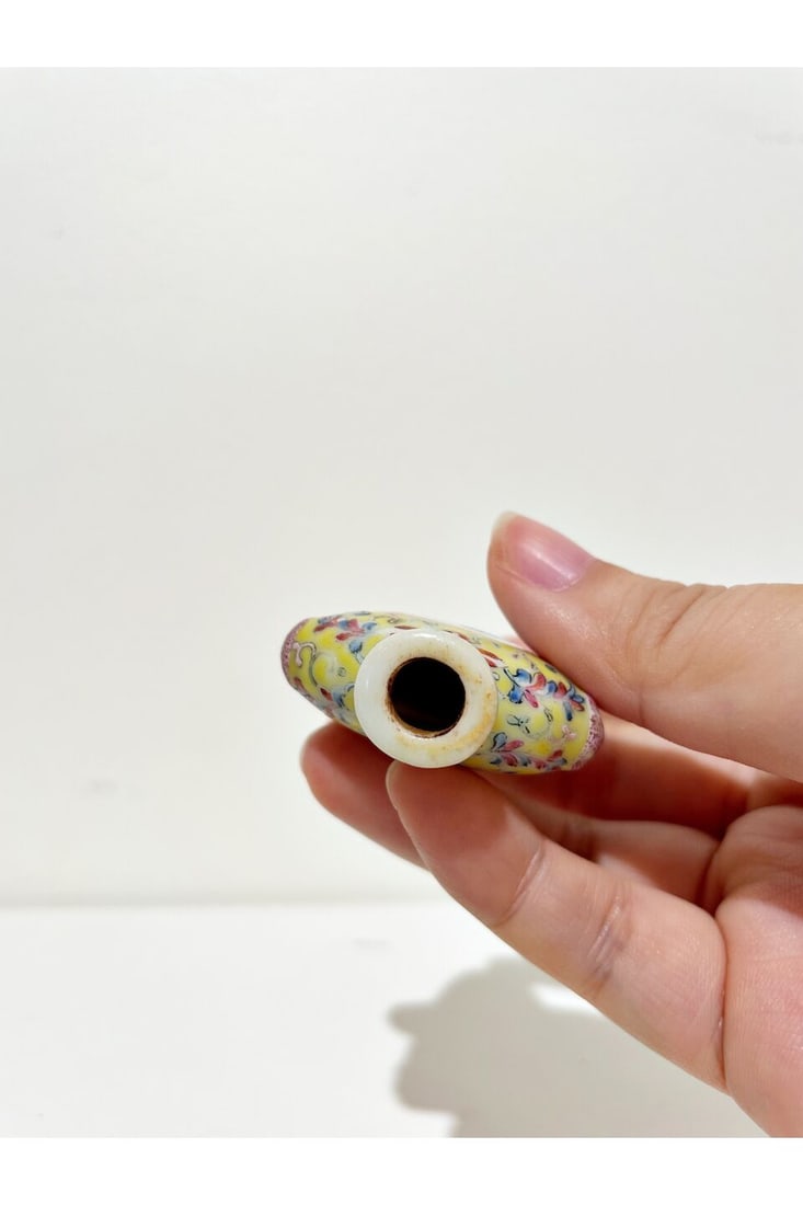 THREE FAMILLE ROSE SNUFF BOTTLES Qianlong and Guangxu marks, 19th century (3) - 17