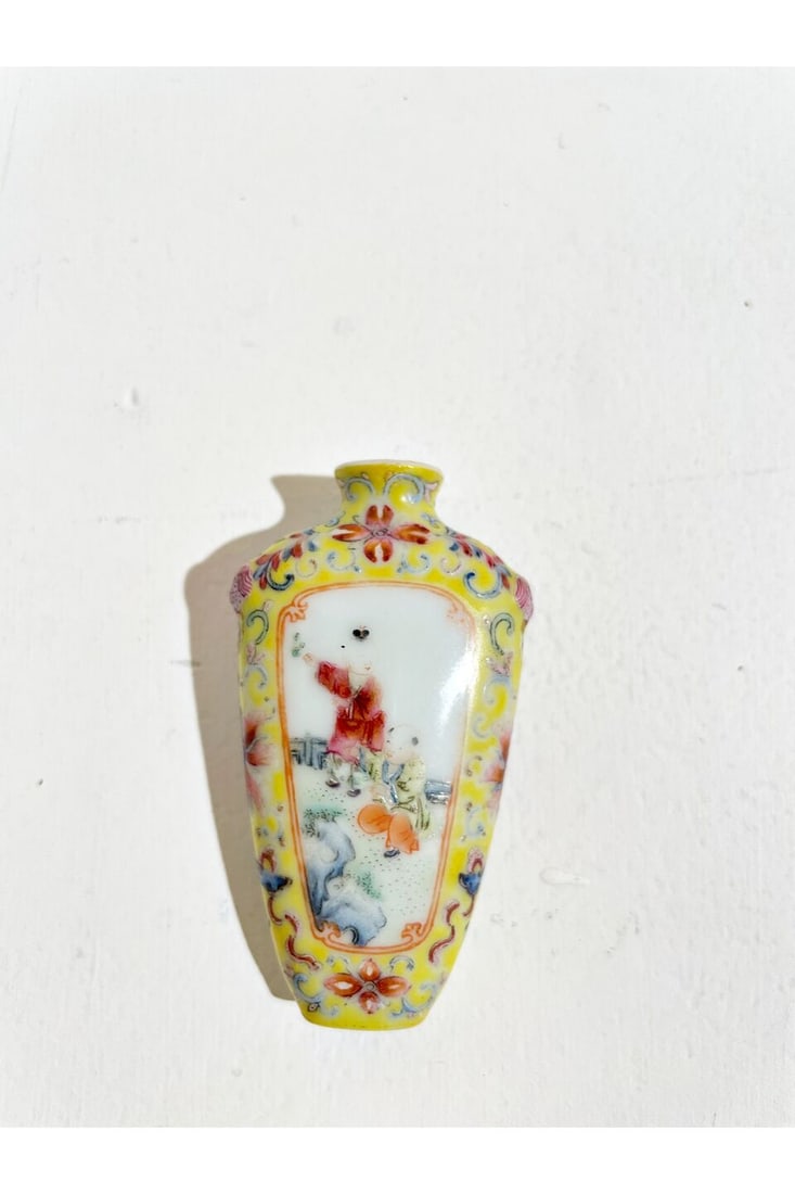 THREE FAMILLE ROSE SNUFF BOTTLES Qianlong and Guangxu marks, 19th century (3) - 20