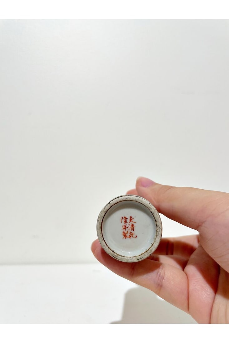 THREE FAMILLE ROSE SNUFF BOTTLES Qianlong and Guangxu marks, 19th century (3) - 2