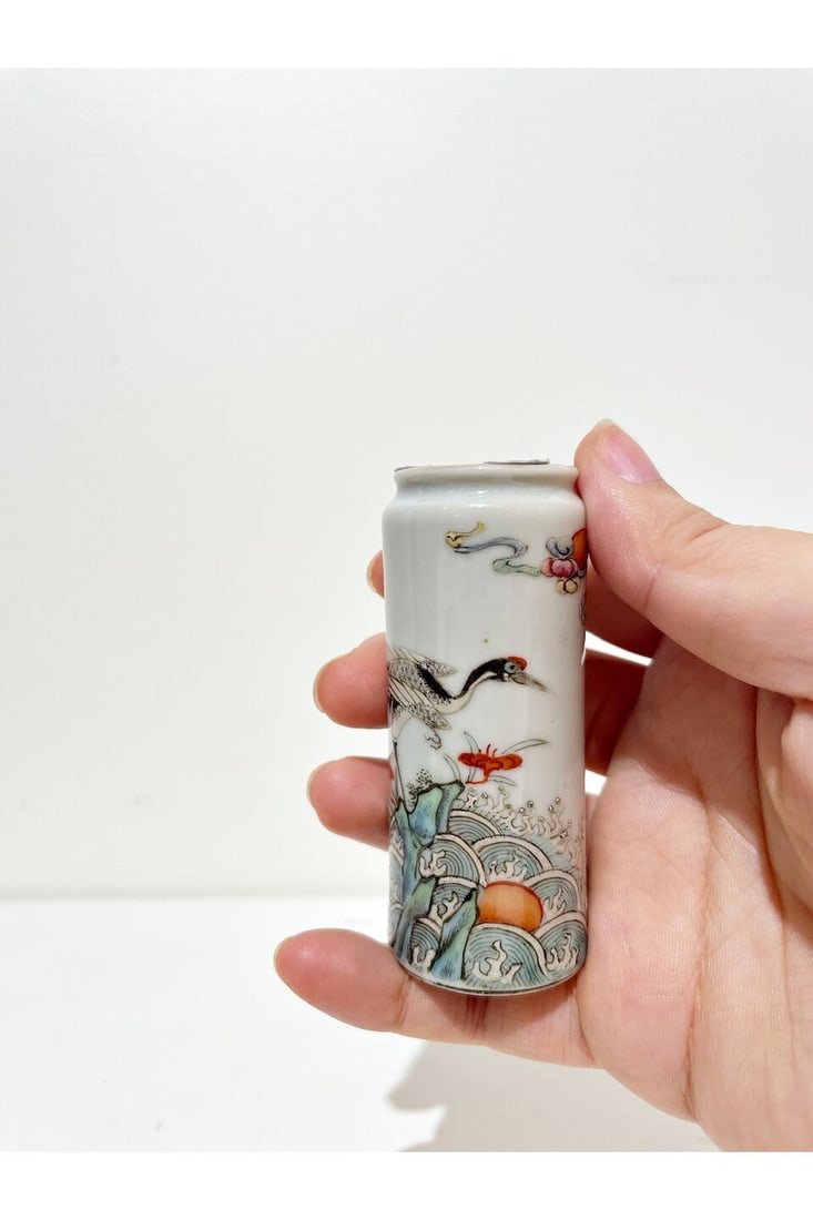 THREE FAMILLE ROSE SNUFF BOTTLES Qianlong and Guangxu marks, 19th century (3) - 4