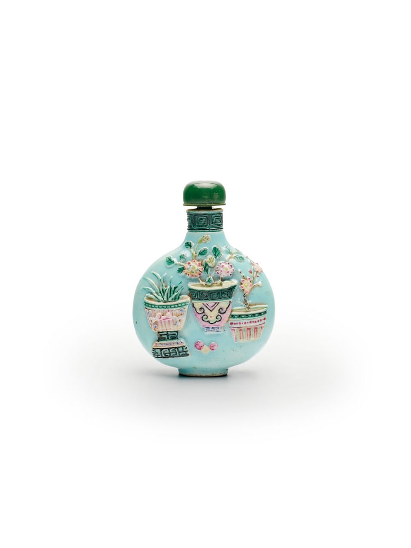 A MOULDED FAMILLE ROSE SNUFF BOTTLE Qianlong four character mark, late Qing to Republic period: A MOULDED FAMILLE ROSE SNUFF BOTTLE Qianlong four character mark, late Qing to Republic period 6.3cm high Footnotes: 晚清至民國 粉彩模印鼻&#