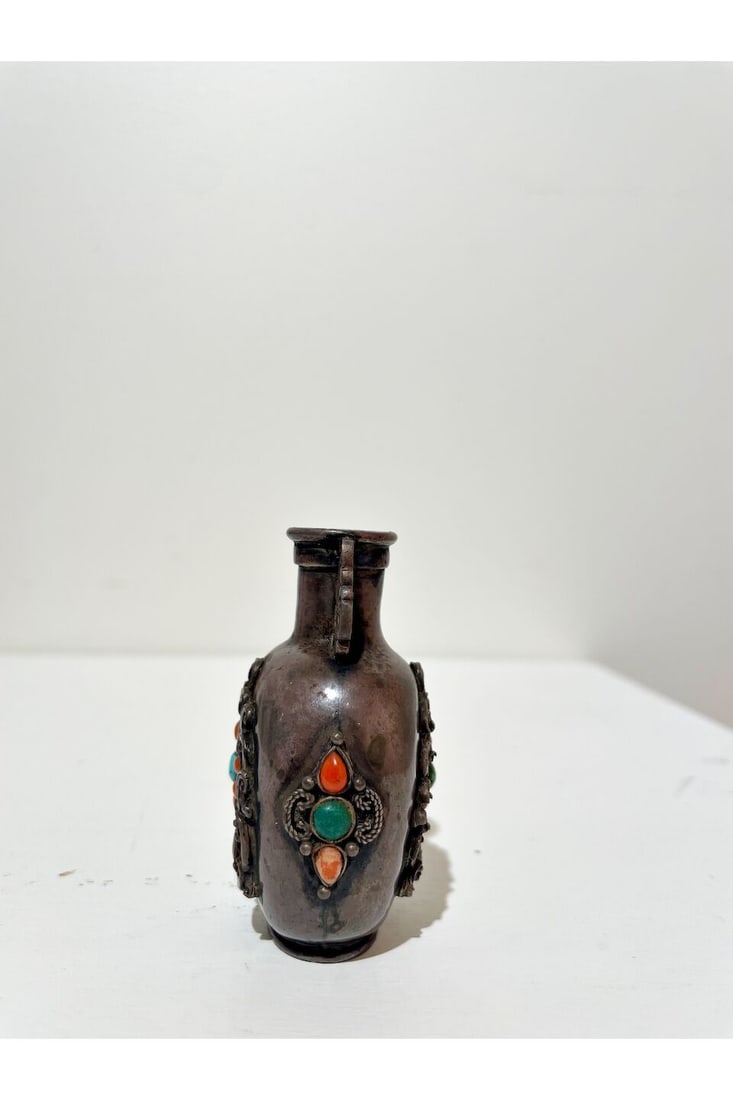 A SILVER SNUFF BOTTLE WITH CORAL AND TURQUOISE INLAYS Mongolia, 19th century - 4