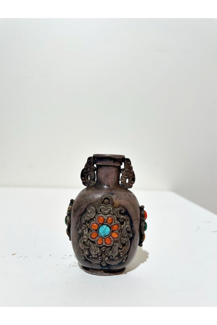 A SILVER SNUFF BOTTLE WITH CORAL AND TURQUOISE INLAYS Mongolia, 19th century - 5