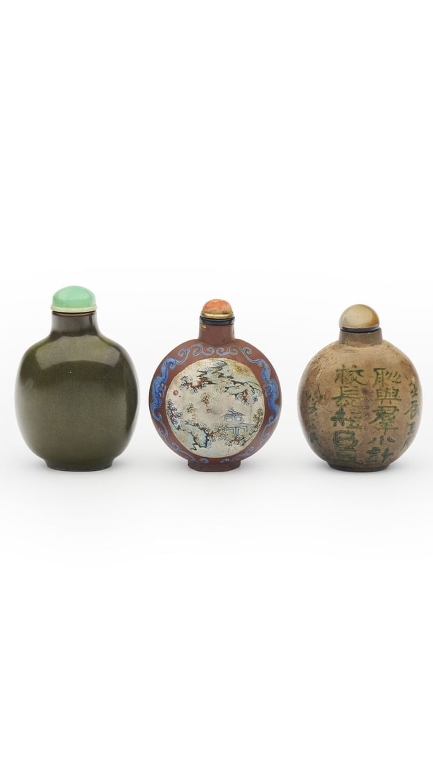 THREE CERAMIC SNUFF BOTTLES Late Qing to Republic period (3) (1 of 4)