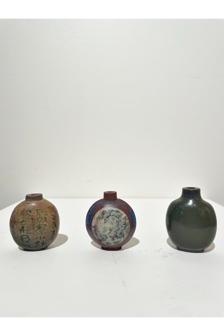 THREE CERAMIC SNUFF BOTTLES Late Qing to Republic period (3) - 2
