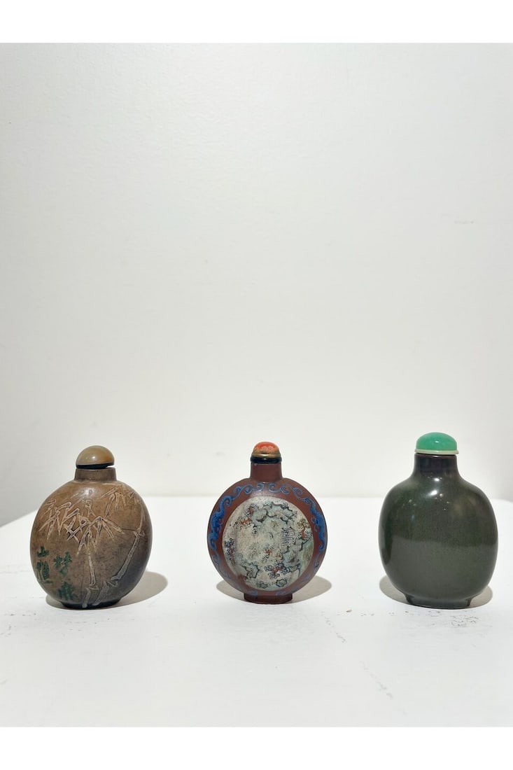 THREE CERAMIC SNUFF BOTTLES Late Qing to Republic period (3) - 4
