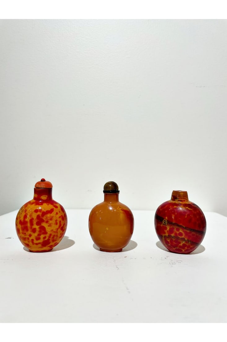 THREE REALGAR GLASS SNUFF BOTTLES Late Qing dynasty (3) - 2