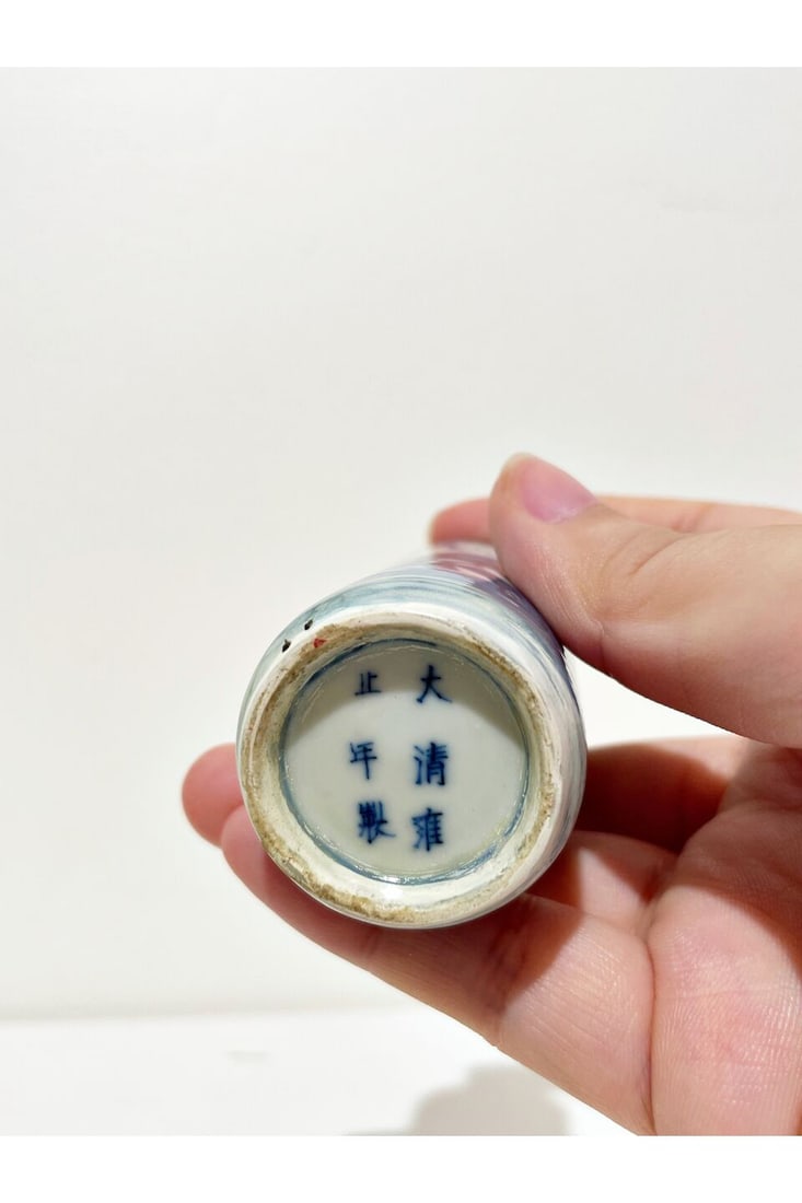 FOUR BLUE AND WHITE SNUFF BOTTLES Yongzheng, Qianlong, and Daoguang marks, 19th/20th century (4) - 2