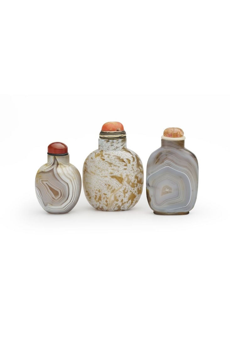 THREE AGATE SNUFF BOTTLES 19th/20th century (3): THREE AGATE SNUFF BOTTLES 19th/20th century Measured without the stoppers varying sizes from 4.9cm to 6.2cm high (3). Footnotes: 十九至二十世紀 瑪஢