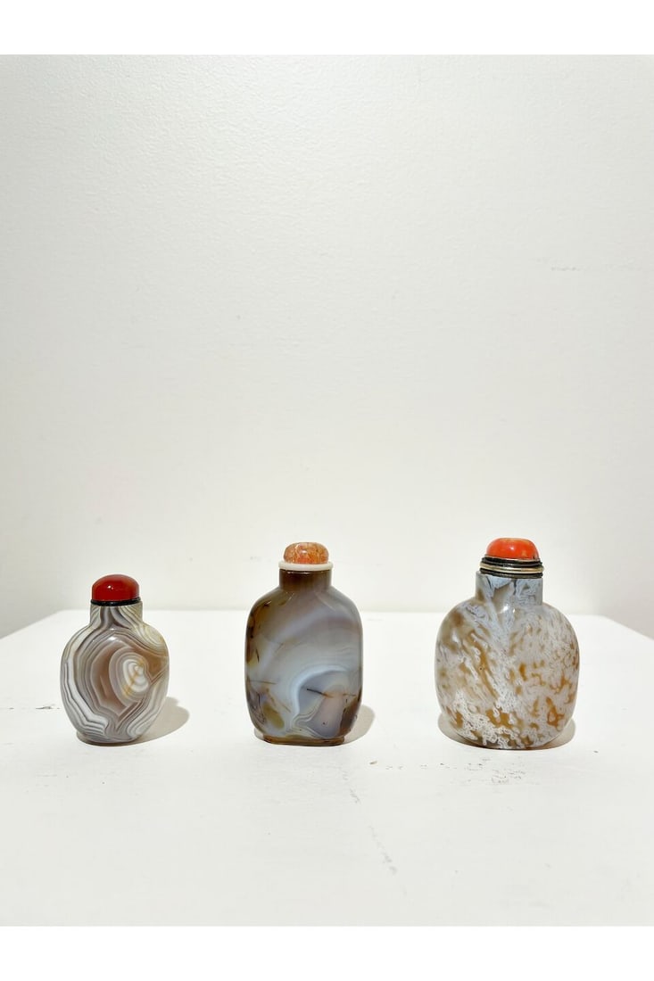 THREE AGATE SNUFF BOTTLES 19th/20th century (3) - 3